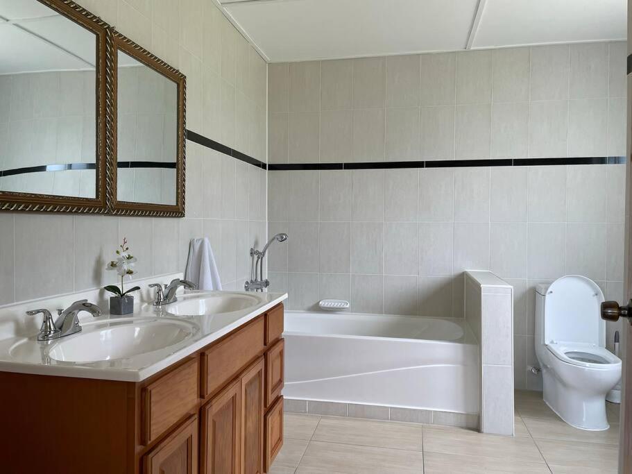 Spring Garden Mobay Resort Luxurious Apartments Teluk Montego Bagian luar foto